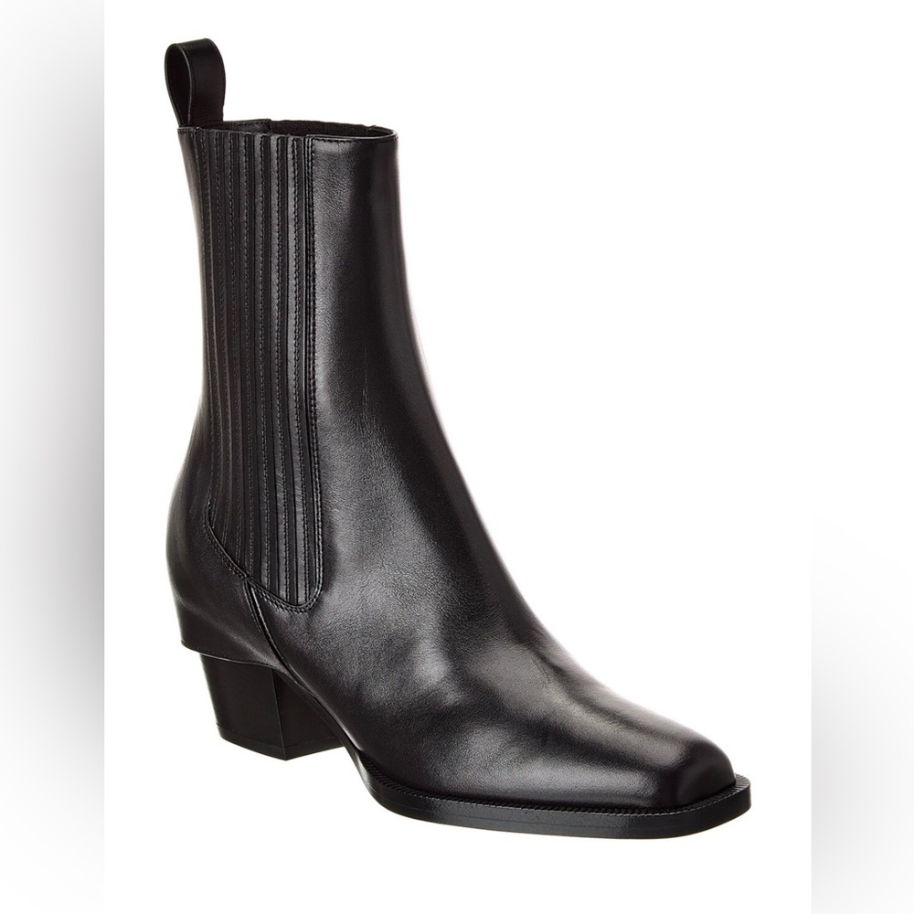 FENDI VITELLO ALMOND-TOE LEATHER BOOTIES IN NERO